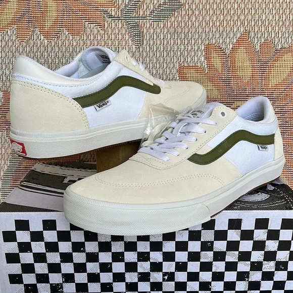 Vans WMNS Gilbert Crockett
True White/Green
VN0A5JIF133
sneakers - Picture 1 of 16